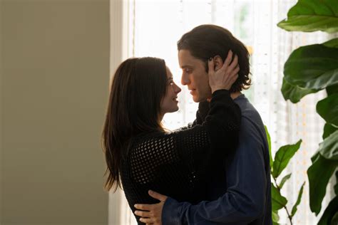 'WeCrashed' Review: Jared Leto, Anne Hathaway in .